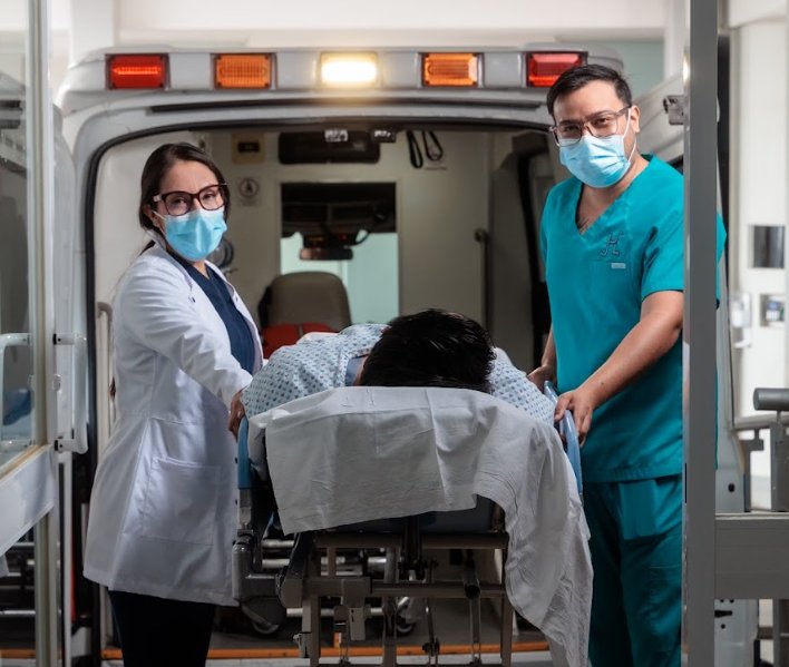 Traslado en ambulancia con personal de Hospital San Lucas